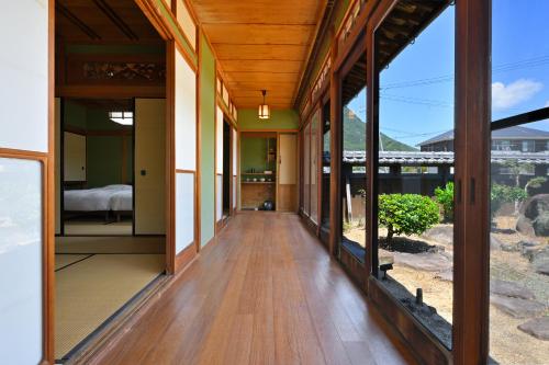 an open hallway of a house with a view of a bedroom at 島宿栞 in Tonosho