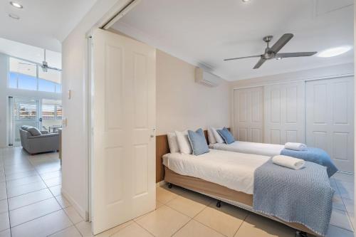 Ένα ή περισσότερα κρεβάτια σε δωμάτιο στο Malibu Apartments Unit 1 and 2 - 5 Oak Street
