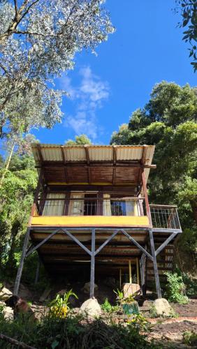 a tree house in the middle of a forest at chalet de montaña in Cogua
