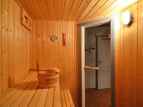 a sauna with a bucket in a wooden room at exklusives skandinavisches Ferienhaus in Granzow