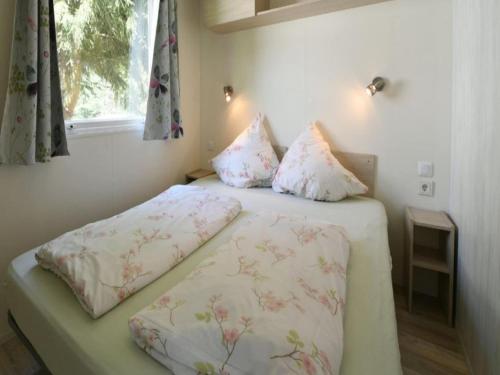 a small bedroom with a bed and a window at Auw Farm Life Escape in Auw