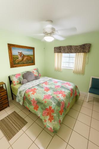 Ένα ή περισσότερα κρεβάτια σε δωμάτιο στο Peaceful Stay By Miami Zoo