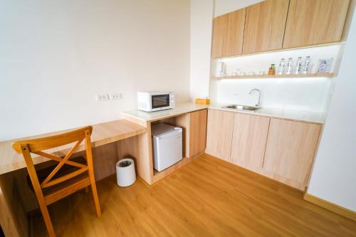 Una cocina o zona de cocina en Punn Hotel Korat