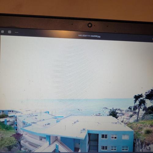 ein Monitorbildschirm mit einem Bild eines Strandes in der Unterkunft Departamento vista al Mar, Costa Lilenes Concon in Valparaíso