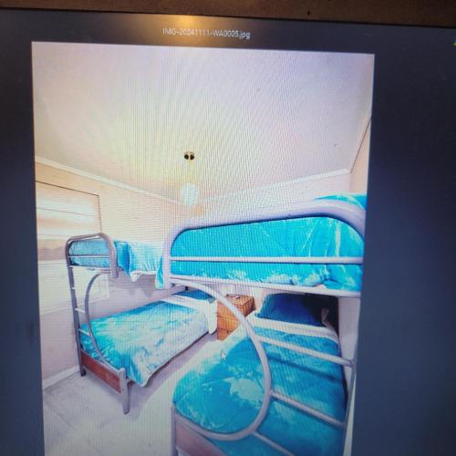 ein Bild von einem Etagenbett in einem Zimmer in der Unterkunft Departamento vista al Mar, Costa Lilenes Concon in Valparaíso