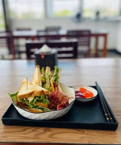 een bord eten met een broodje, chips en salsa bij Hestia HaMy Beach House in Hội An