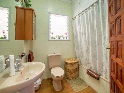 Ένα μπάνιο στο Holiday Home Los Silos near Playa La Caleta
