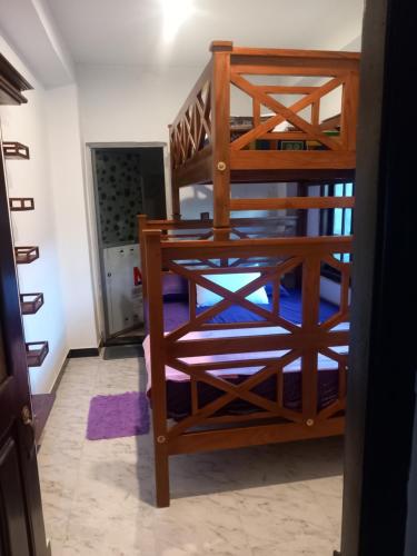 Litera en habitación con escalera en Navoda Gest, en Welimada