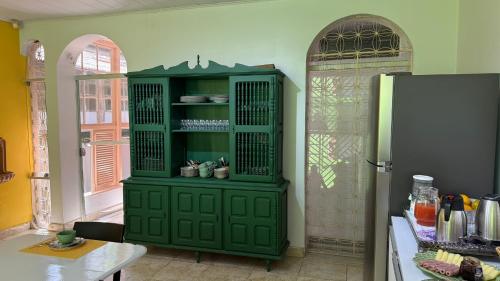 Een keuken of kitchenette bij Mangueirosa Hostel