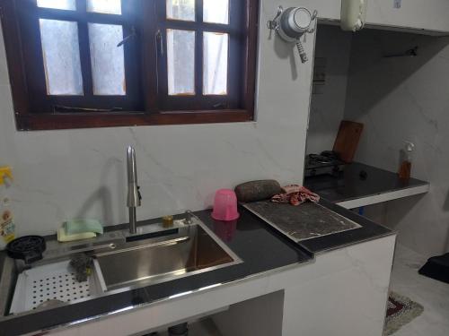 una cocina con fregadero y encimera en Navoda Gest, en Welimada