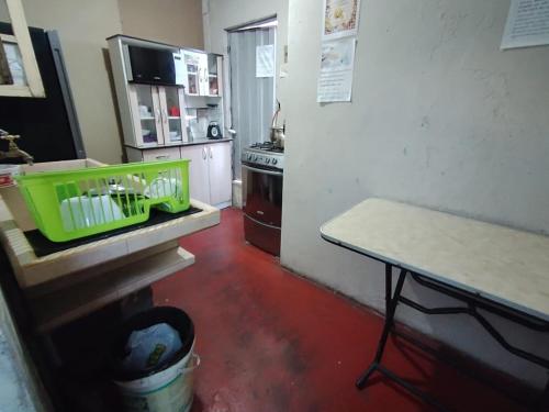 Hostel Fuentesにあるキッチンまたは簡易キッチン