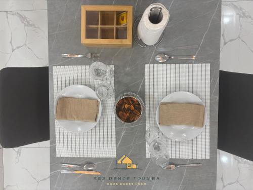 vista sul soffitto di un bagno con servizi igienici di luxury a Abidjan