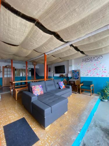 Ruang duduk di Hostal Arraigo casa colonial