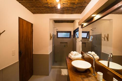 a bathroom with a sink and a mirror at Beijo do Vento Pousada in Arraial d'Ajuda
