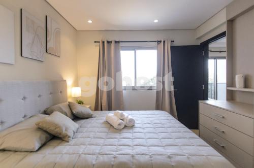 Un dormitorio con una cama grande con dos animales de peluche. en Brand New 1 Br Apt Minutes From The Airport, en Luque