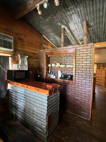 Loungen eller baren på Brownwood Cabin Yellow Rose Canyon