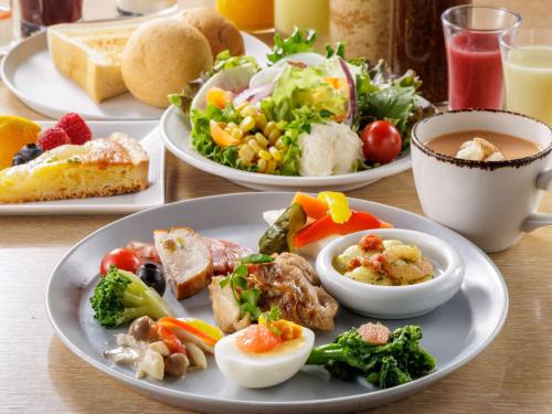 東京にあるソラリア西鉄ホテル銀座の食べ物の皿が3枚置かれたテーブル