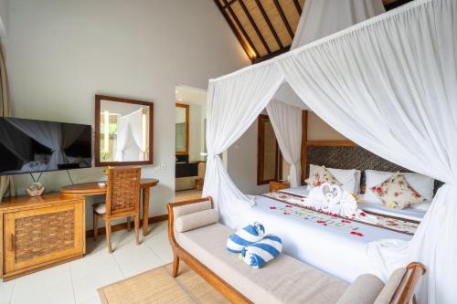 Una televisión o centro de entretenimiento en The Lokha Ubud Resort, Villas & SPA