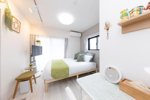 a small bedroom with a bed and a window at メルディア東堀切 in Tokyo