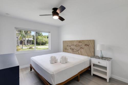 Ένα ή περισσότερα κρεβάτια σε δωμάτιο στο Modern Coastal Retreat