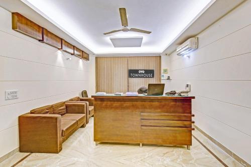 an office with a reception desk and a laptop at Collection O Imperial Oak Near Leisure Valley Park in Gurgaon