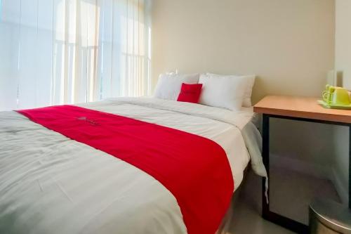 Postel nebo postele na pokoji v ubytování RedDoorz Syariah at Innap Guest House Alun Alun Sragen