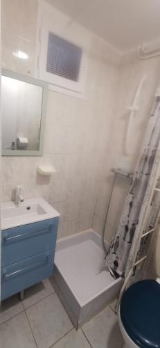 un baño con bañera, lavabo e inodoro en Cottage studio, en Tregueux
