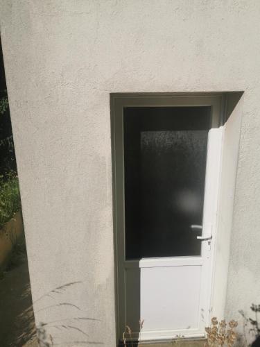 una ventana en el costado de un edificio en Cottage studio, en Tregueux