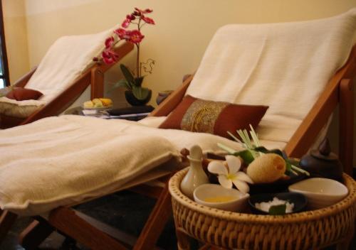 a room with two beds and a basket of flowers at Supalai Pasak Resort Hotel And Spa in Kaeng Khoi