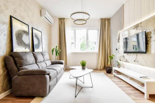 Bright 2-BDR City Apt - Near Metro & Dining