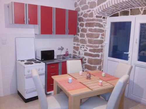 Kuchyň nebo kuchyňský kout v ubytování Holiday House Popovic