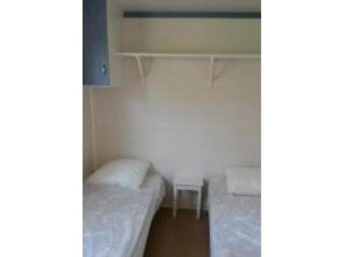 Ένα ή περισσότερα κρεβάτια σε δωμάτιο στο Mobil home avec Terrasse, 4 pers, 2 ch - API-1-52-502