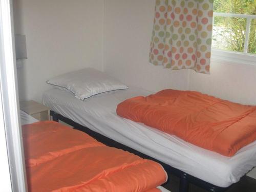 Giường trong phòng chung tại Mobil-home 4 pers avec Terrasse à Chaillé-les-Marais - API-1-52-574