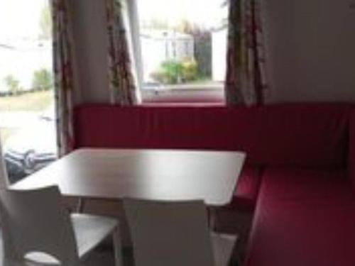 Imagen de la galería de Mobil home confortable avec terrasse pour 4 personnes - API-1-52-583, en Banes