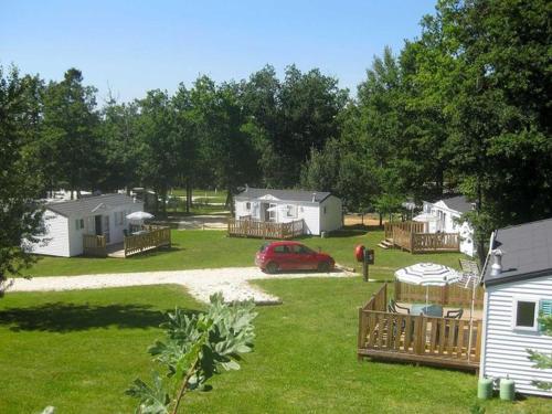 Mobil home confortable avec terrasse en Charente-Maritime - API-1-52-690