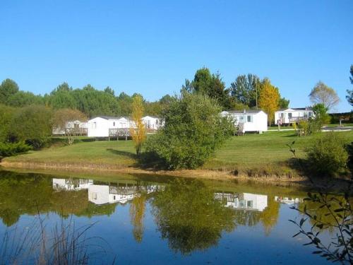 Gallery image of Mobil home cosy avec terrasse pour 4 personnes - API-1-52-690 in Le Fouilloux