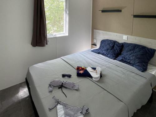 Ένα ή περισσότερα κρεβάτια σε δωμάτιο στο Mobil home 6 pers, terrasse en Ardèche - API-1-52-777