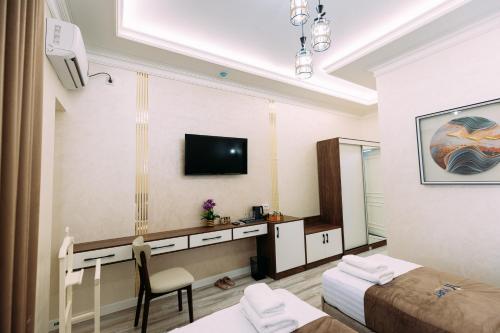 Телевизор и/или развлекательный центр в YURT Hotel