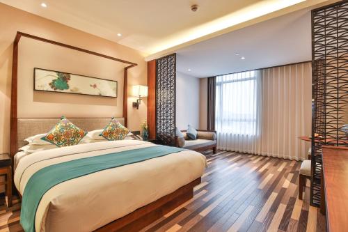 a hotel room with a large bed in a room at SSAW Boutique Hotel Qidong Tiansheng in Qidong