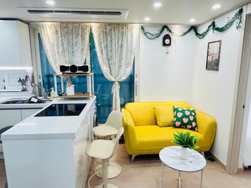 ソウルにあるShiny Picnicのキッチン、リビングルーム(黄色のソファ付)