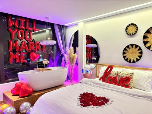 a bedroom with a bed with a tub and a window at COCO HOUSE Bùi Thị Xuân, Đà Lạt in Da Lat
