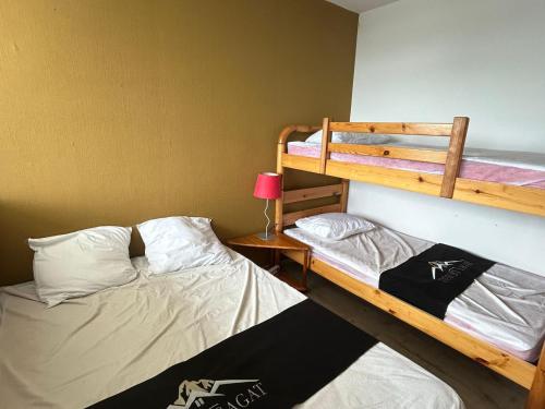 une chambre avec deux lits superposés et une lampe dans l'établissement Appartement 2 pièces au cœur de la station - FR-1-814-65, à Besse-et-Saint-Anastaise