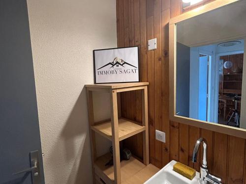 une salle de bain avec un lavabo et un miroir dans l'établissement Appartement 2 pièces au cœur de la station - FR-1-814-65, à Besse-et-Saint-Anastaise