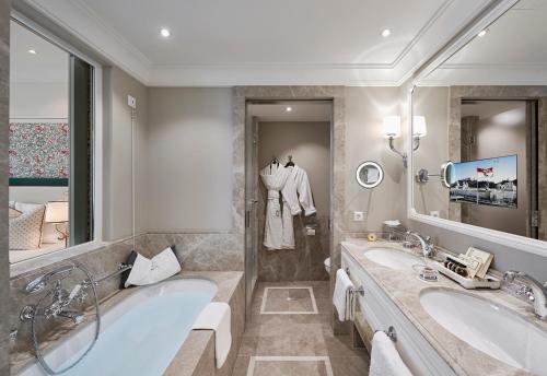 Ванная комната в Hotel Sacher Salzburg