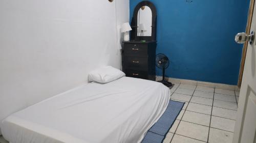Giường trong phòng chung tại Hostal Casa de Elena