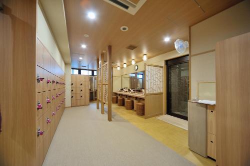 a large bathroom with sinks and a large mirror at Onyado Nono Toyama Natural Hot Spring in Toyama