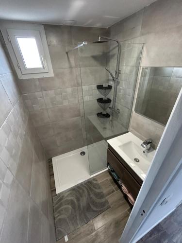 un baño con ducha y lavabo en Maison calme près Alstom, en Crespin