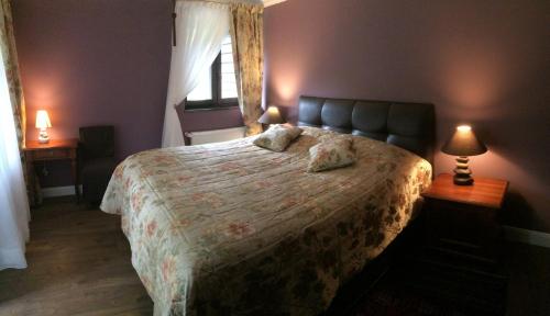 1 dormitorio con 1 cama con 2 almohadas en Hunting Lodge Vitkov en Sokolov