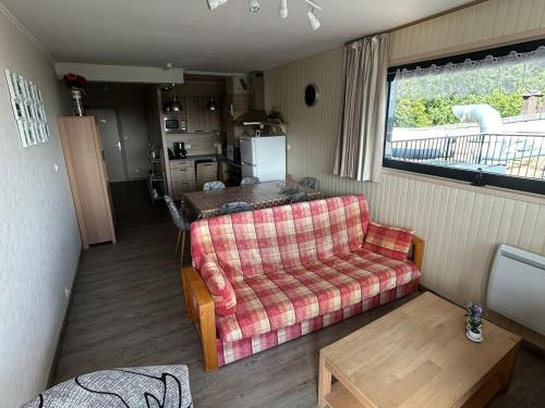 un salon avec un canapé et une table dans l'établissement Grand 3 pièces avec vue sur pistes et lac à Besse - FR-1-814-129, à Besse-et-Saint-Anastaise