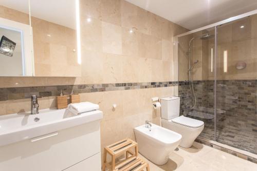 y baño con aseo, lavabo y ducha. en The Lucky Flats - Pintor Sorolla en Alicante